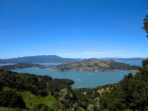 [Photo : vaste point de vue sur la Baie de San Francisco depuis Angel Island]