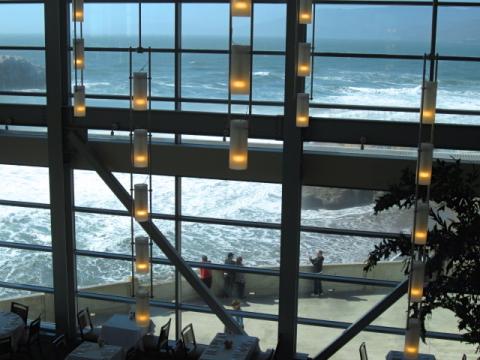 [Photo : Océan Pacifique vu au travers de la baie vitrée de Cliff House]