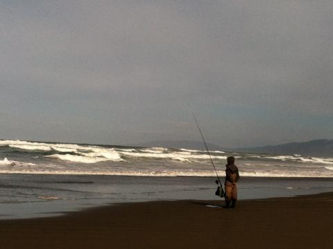 [Photo : promeneur sur Ocean Beach, la plage de San Francisco]