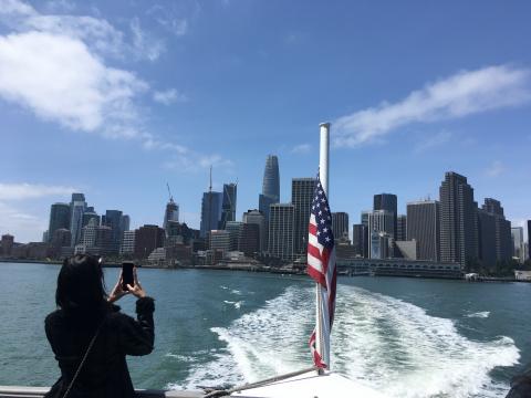 [Photo : vue sur San Francisco depuis un ferry]
