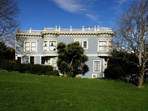 [Photo : Maison victorienne bleue sur ciel bleue]