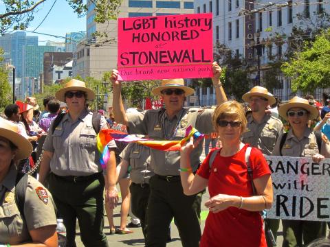 Park Rangers participants à la parade de la Gay Pride
