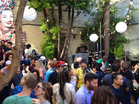  Jardin d'un bar salsa avec orchestre et danseurs